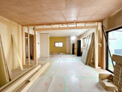 龍ケ崎市平台1丁目　中古戸建の居間・リビング|【リフォーム中6/5更新】和室→洋室写真。こちらはフローリングに張替え、居室としても使え、扉を開けていただければリビングとしてもお使いいただけます。