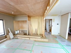 龍ケ崎市平台1丁目　中古戸建の洋室|【リフォーム中6/5更新】洋室写真。こちらはフローリングに張替え、居室としても使え、扉を開けていただければリビングとしてもお使いいただけます。