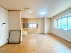 龍ケ崎市平台1丁目　中古戸建の居間・リビング|【リフォーム中6/5更新】リビングを別角度で撮影致しました。二面採光に加えて、お庭側が南向きでお部屋に暖かく明るい光が差し込みますね。