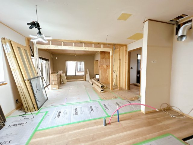龍ケ崎市平台1丁目　中古戸建の居間・リビング|【リフォーム中6/5更新】約18帖の広々としたLDKが魅力のお家です。対面キッチンに間取り変更予定です。リビング。ダイニング写真です。床フローリング重ね張り、クロス張替、照明交換致します。