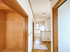 龍ケ崎市平台1丁目　中古戸建の内装|【リフォーム中6/5更新】二階廊下。天井壁クロス貼り替え、フローリングワックス掛け、照明交換、他。