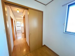 龍ケ崎市平台1丁目　中古戸建の内装|【リフォーム中6/5更新】納戸写真です。天井壁クロス貼り替え、フローリングワックス掛け、照明交換、他。
