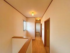 龍ケ崎市平台1丁目　中古戸建の内装|【リフォーム中6/5更新】廊下写真。天井壁クロス貼り替え、フローリングワックス掛け、照明交換、他。