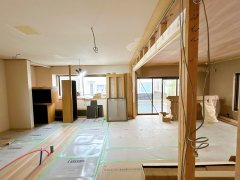 龍ケ崎市平台1丁目　中古戸建の居間・リビング|【リフォーム中6/5更新】リビング別角度。リビングは南向きになります。二面採光のため日当たりよく、お庭にもつながっております。床フローリング張り、クロス張替を行います。