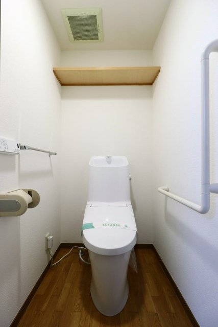 ドエル住吉のトイレ|落ち着いた色調のトイレです