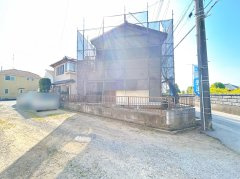 牛久市さくら台1丁目　中古戸建の前面道路含む現地写真|【リフォーム中6/20更新】外壁は塗装を行います。10年～15年に1回程度メンテナンスを行うことでお家が長持ちしますよ。
