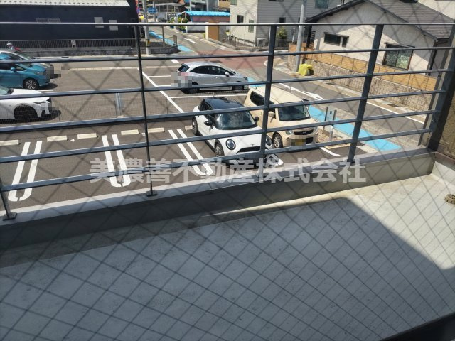 ６７０８９　岐阜市加納堀田町中古戸建てのバルコニー