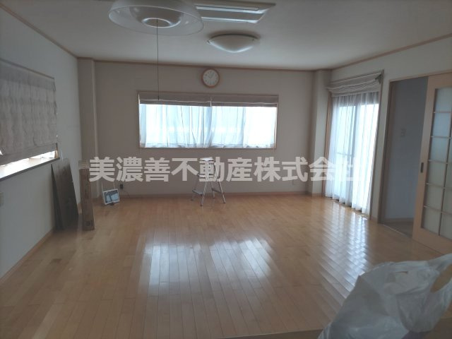 ６７０８９　岐阜市加納堀田町中古戸建ての居間・リビング