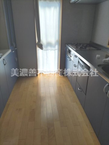 ６７０８９　岐阜市加納堀田町中古戸建てのキッチン