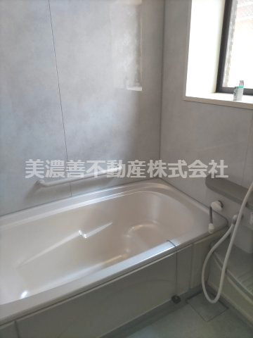 ６７０８９　岐阜市加納堀田町中古戸建ての浴室