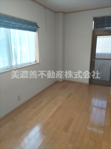 ６７０８９　岐阜市加納堀田町中古戸建ての洋室