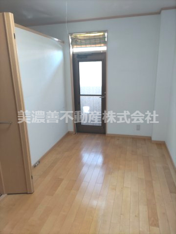 ６７０８９　岐阜市加納堀田町中古戸建ての洋室