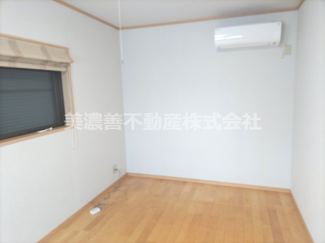 ６７０８９　岐阜市加納堀田町中古戸建ての洋室