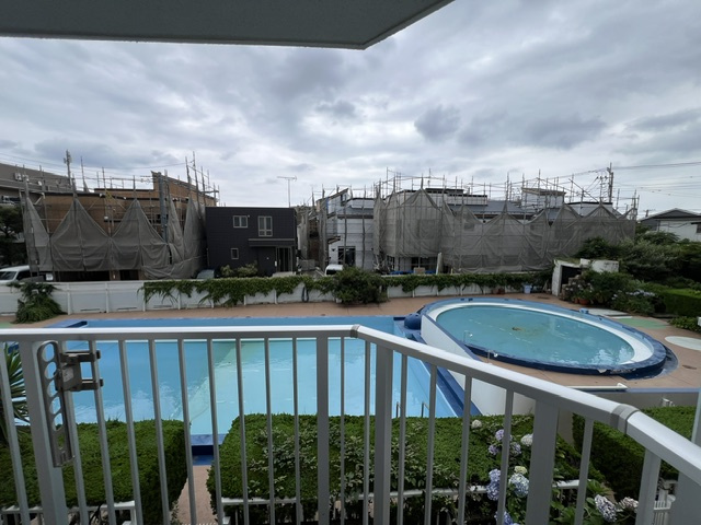 藤沢市鵠沼海岸2丁目　鵠沼ニューマンションのその他共用部分|バルコニーからプールを眺望いただけます◇