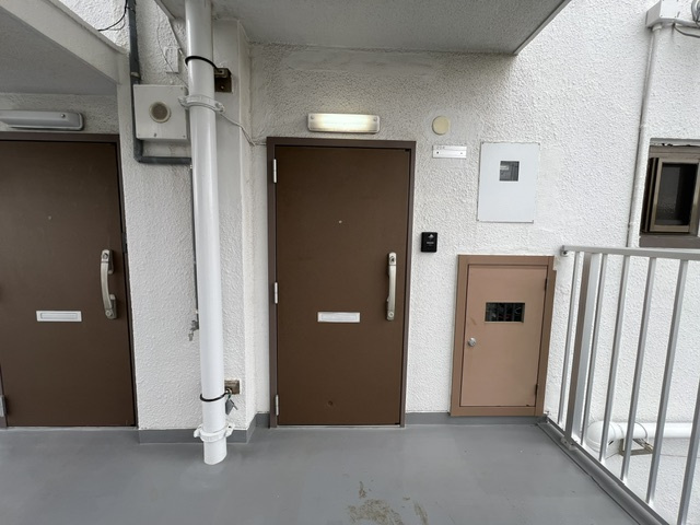 藤沢市鵠沼海岸2丁目　鵠沼ニューマンションの玄関|階段上がったら直ぐに玄関スペース☆