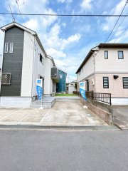 牛久市さくら台3丁目　中古戸建の前面道路含む現地写真|【クリーニング済・即入居可】お庭には人工芝の敷き込みを行いました。