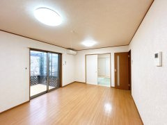 牛久市さくら台3丁目　中古戸建の居間・リビング|【クリーニング済・即入居可】リビング別アングル写真。前所有者様が綺麗にお使いです。