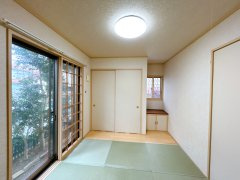 牛久市さくら台3丁目　中古戸建の和室|【クリーニング済・即入居可】和室。リビングと続きになっています。ごろんと横になりたいときに嬉しいお部屋です。