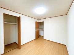 牛久市さくら台3丁目　中古戸建の洋室|【クリーニング済・即入居可】2階洋室。各居室に収納がございますので、お部屋を広くお使いいただけます。