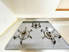 牛久市さくら台3丁目　中古戸建のキッチン|【クリーニング済・即入居可】ガスコンロ。3口ございますので同時調理も楽々ですね。
