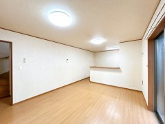 牛久市さくら台3丁目　中古戸建の居間・リビング|【クリーニング済・即入居可】リビング。対面式キッチンでご家族の会話も弾みそうですね。