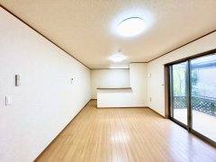 牛久市さくら台3丁目　中古戸建の居間・リビング|【クリーニング済・即入居可】リビング別アングル写真。南向きで日当たり良好です。