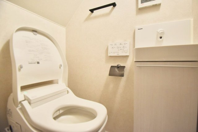 文京区千駄木1丁目　新築戸建　残1棟のトイレ|手洗い場を完備したタンクレスタイプを採用！

現地ご見学希望・資料請求などお気軽にお問い合わせ下さい！
03-5990-5201