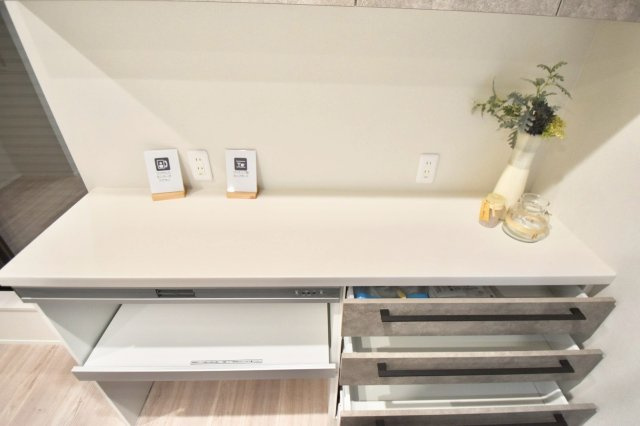 文京区千駄木1丁目　新築戸建　残1棟の収納|見せる収納も流行っていますが、やはり見せない収納も大切ですね。

現地ご見学希望・資料請求などお気軽にお問い合わせ下さい！
03-5990-5201
