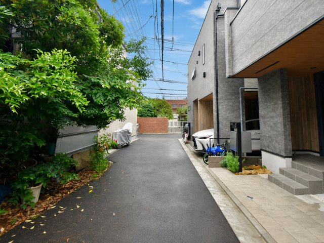 文京区千駄木1丁目　新築戸建　残1棟の前面道路含む現地写真|カースペースもしっかり確保。車での移動が欠かせないファミリーにも嬉しいプランです。

現地ご見学希望・資料請求などお気軽にお問い合わせ下さい！
03-5990-5201