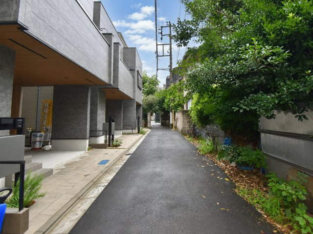 文京区千駄木1丁目　新築戸建　残1棟の前面道路含む現地写真|都市機能と自然が融合した価値ある住環境。

現地ご見学希望・資料請求などお気軽にお問い合わせ下さい！
03-5990-5201