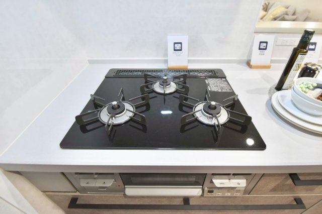 文京区千駄木1丁目　新築戸建　残1棟のキッチン|作った煮込み料理の鍋を置く場合など、コンロが3口あると重宝しますね。

現地ご見学希望・資料請求などお気軽にお問い合わせ下さい！
03-5990-5201