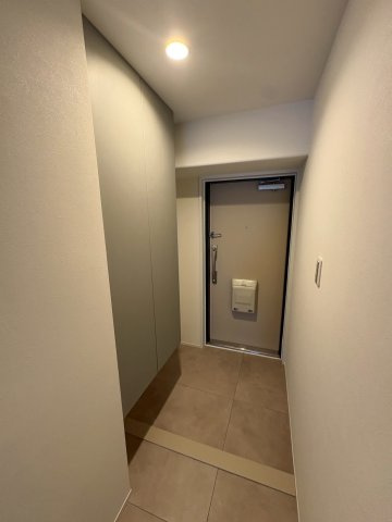 ディオフェルティ学園都市ドルミハイツⅢC棟の玄関|綺麗でスタイリッシュな玄関です！