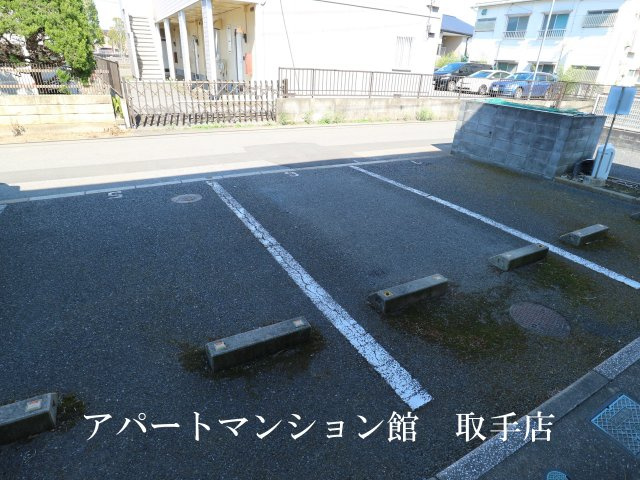 レオパレスふじしろの駐車場