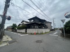牛久市猪子町　中古戸建の前面道路含む現地写真