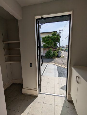 ひたちなか市東大石　8期の玄関|明るい玄関で一日の始まりの扉をあけてでかけましょう♪