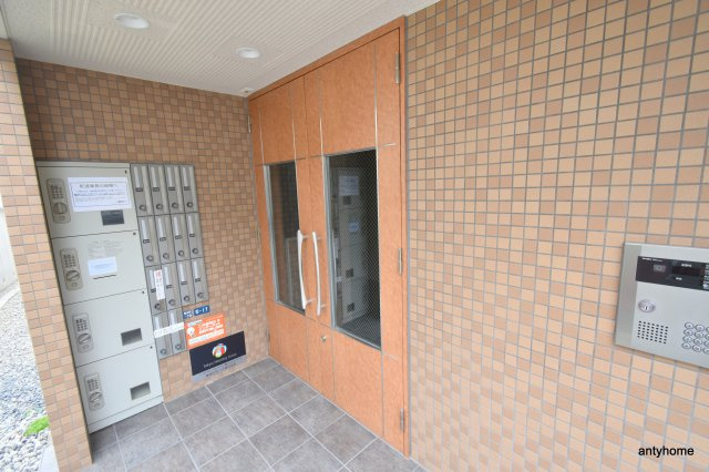 グリュック豊津　仲介手数料無料のエントランス