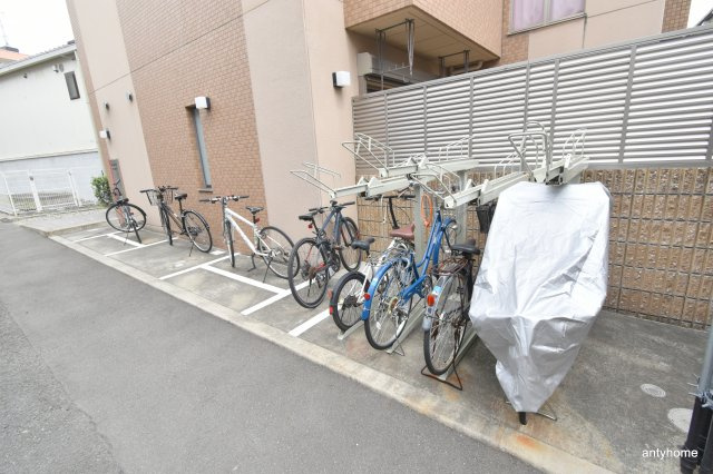 グリュック豊津　仲介手数料無料の駐車場