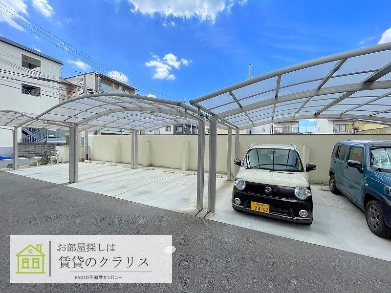 アビタシオン西院の駐車場