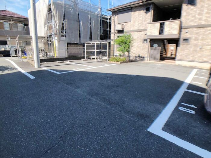 ヴィルヌーブＢ棟の駐車場