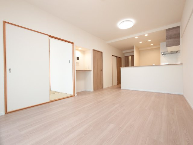 シティライフスセンジエキニの居間・リビング|【リノベーション仕様】明るく開放感のある角住戸！３面バルコニー、洋室３部屋＋和室があります♪