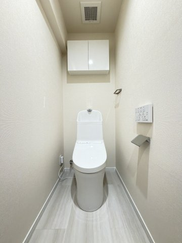 シティライフスセンジエキニのトイレ|【新品】トイレ交換（収納棚・温水洗浄便座・手洗いカウンター付き）、とても綺麗で清潔感があります♪