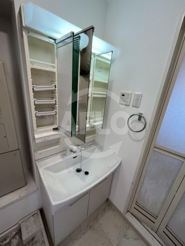 アリス・マナーガーデン新町　堀江小学校区の独立洗面台|アリス・マナーガーデン新町　三面鏡独立洗面台