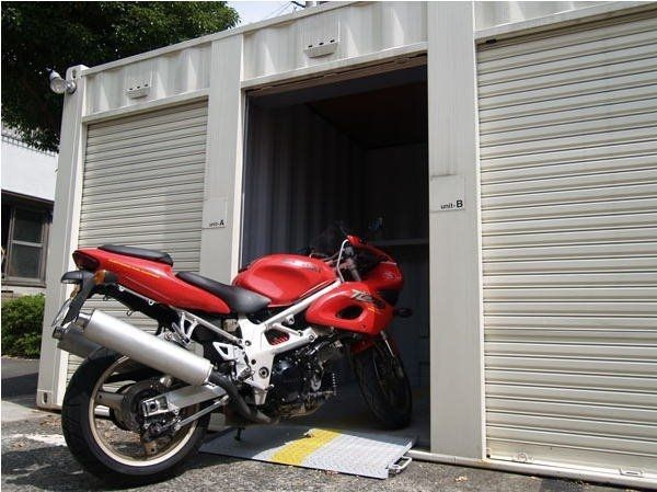 bikers associated residenceの駐車場