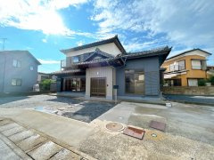 土浦市中村南3丁目　中古戸建の駐車場|【リフォーム済】駐車スペース写真です。現況駐車スペースは高圧洗浄しました。駐車スペース拡張して複数台駐車可能になりました。