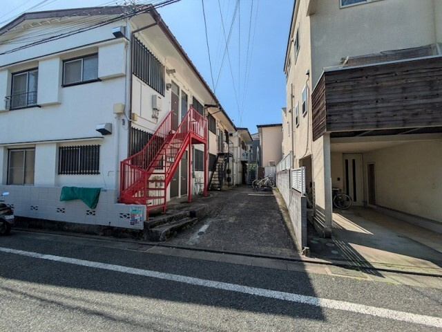 目黒区上目黒４丁目のアパートのエントランス
