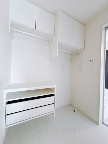 【新築戸建】桐生市相生町2丁目のランドリースペース|■ランドリールーム｜独立したランドリースペースは洗面スペースと分かれているため、家族間でもプライバシーに配慮された設計となっています。