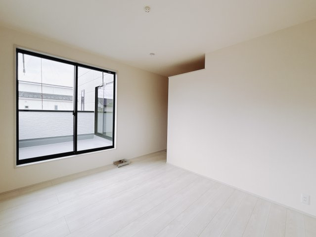【新築戸建】桐生市相生町2丁目の洋室|■洋室｜ベッドやテレビなどの大き目の家具を置いても余裕のある7.7帖の広々主寝室です♪家事やお仕事にお疲れなパパ・ママがゆっくりと過ごせる空間です♪
