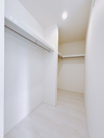 【新築戸建】桐生市相生町2丁目の収納|■WIC｜お気に入りのお洋服もシワを作らずきれいに管理ができる夢のウォークインクローゼット！今お使いの収納ケースもスッポリそのまま収まる広さです♪