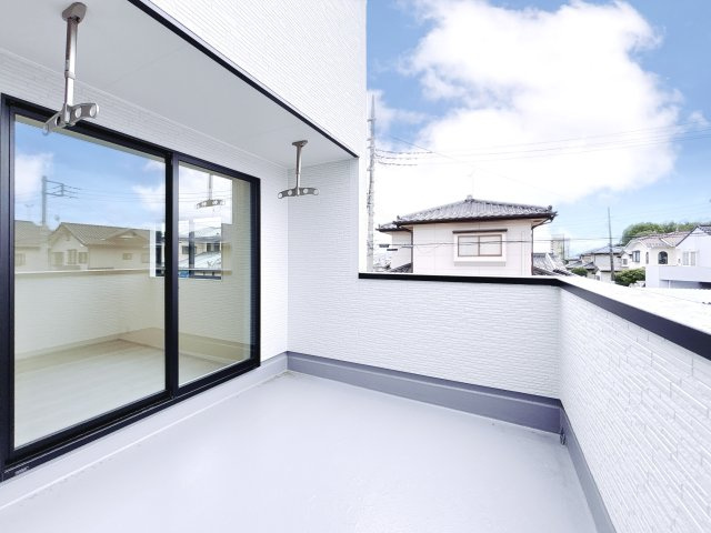 【新築戸建】桐生市相生町2丁目の外観|■バルコニー｜普通のバルコニーより広い仕様のバルコニー。洗濯物やお布団だけでなく雨の日にたまった洗濯物はもちろん、プランターを置くことで家庭菜園も可能です♪