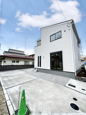 【新築戸建】桐生市相生町2丁目の外観|■外観｜広々とした駐車スペースで楽々駐車可能！お買い物後もスムーズにお荷物を運べます♪
